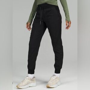 lululemon dance studio jogger size 6 black regular inseam!